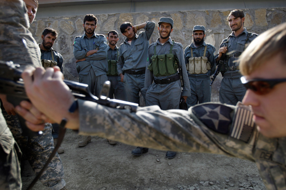 US-soldier-training-Afghan-police.jpg
