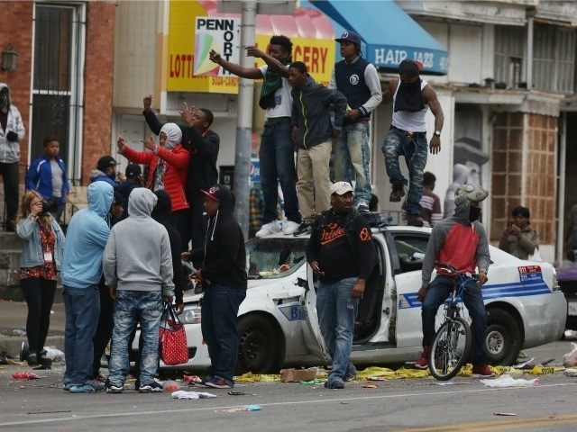 baltimore-riot-gang-signs-AFP-640x480.jpg
