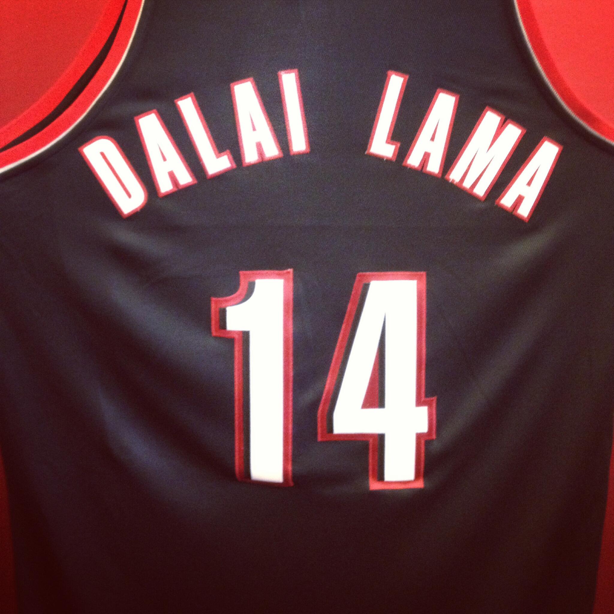 BJ7ma7pCcAAuf9_.jpg:large