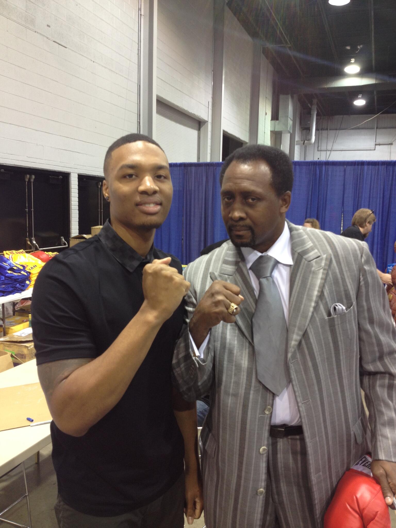 BRAsBVfCAAArHrK.jpg:large