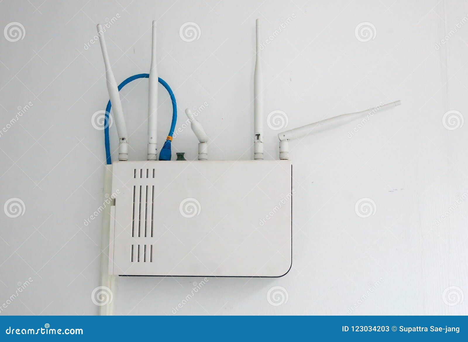 wifi-router-white-wifi-router-wall-123034203.jpg
