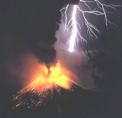 lightning_strikes_volcano_Rinjani_1994.jpg