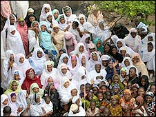 _44901095_wives_wivesandchildren_226.jpg