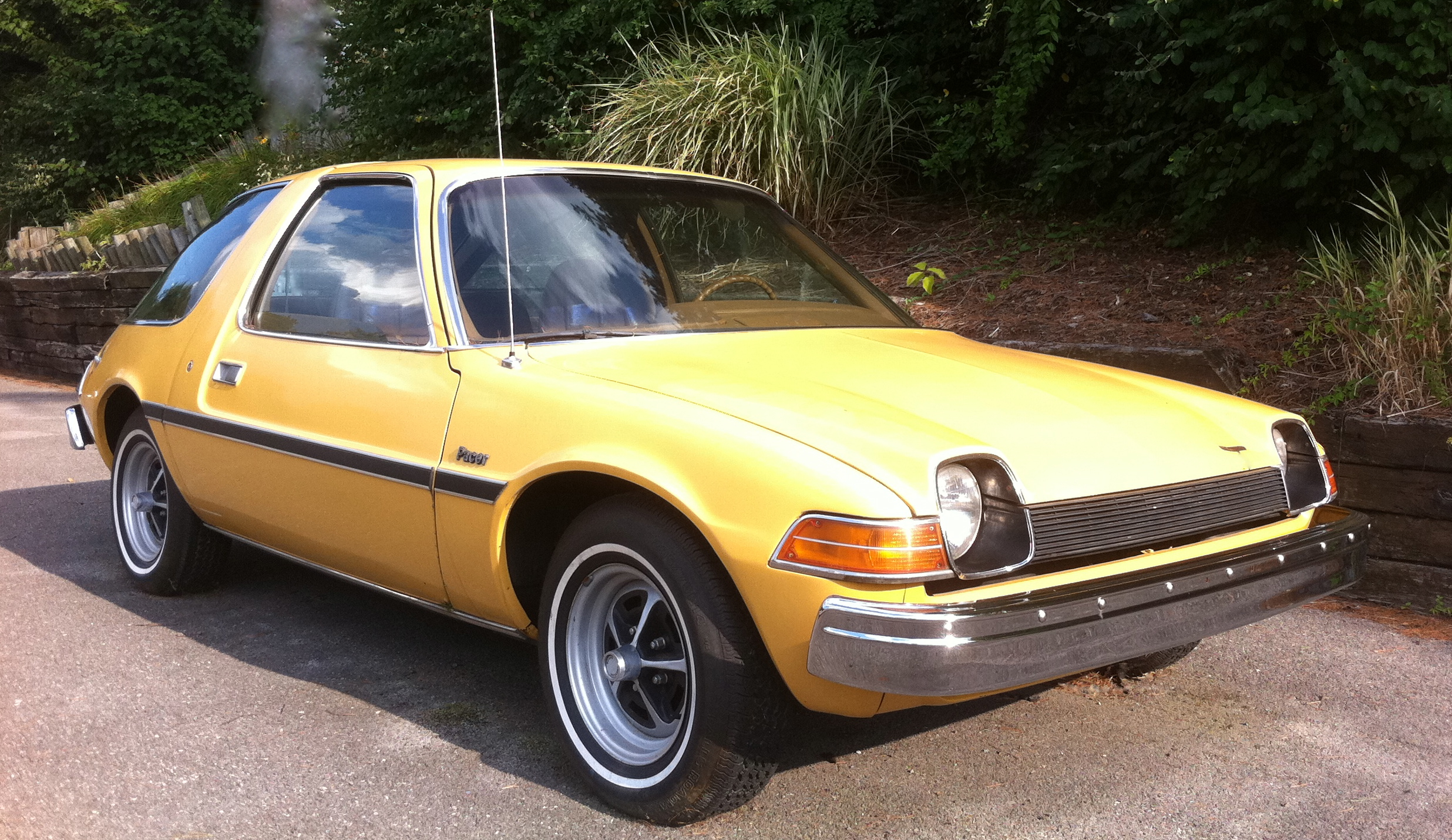 1975_AMC_Pacer_base_model_frontrightside.jpg