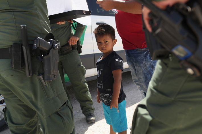 16-boy-detained-us-border.w710.h473.jpg
