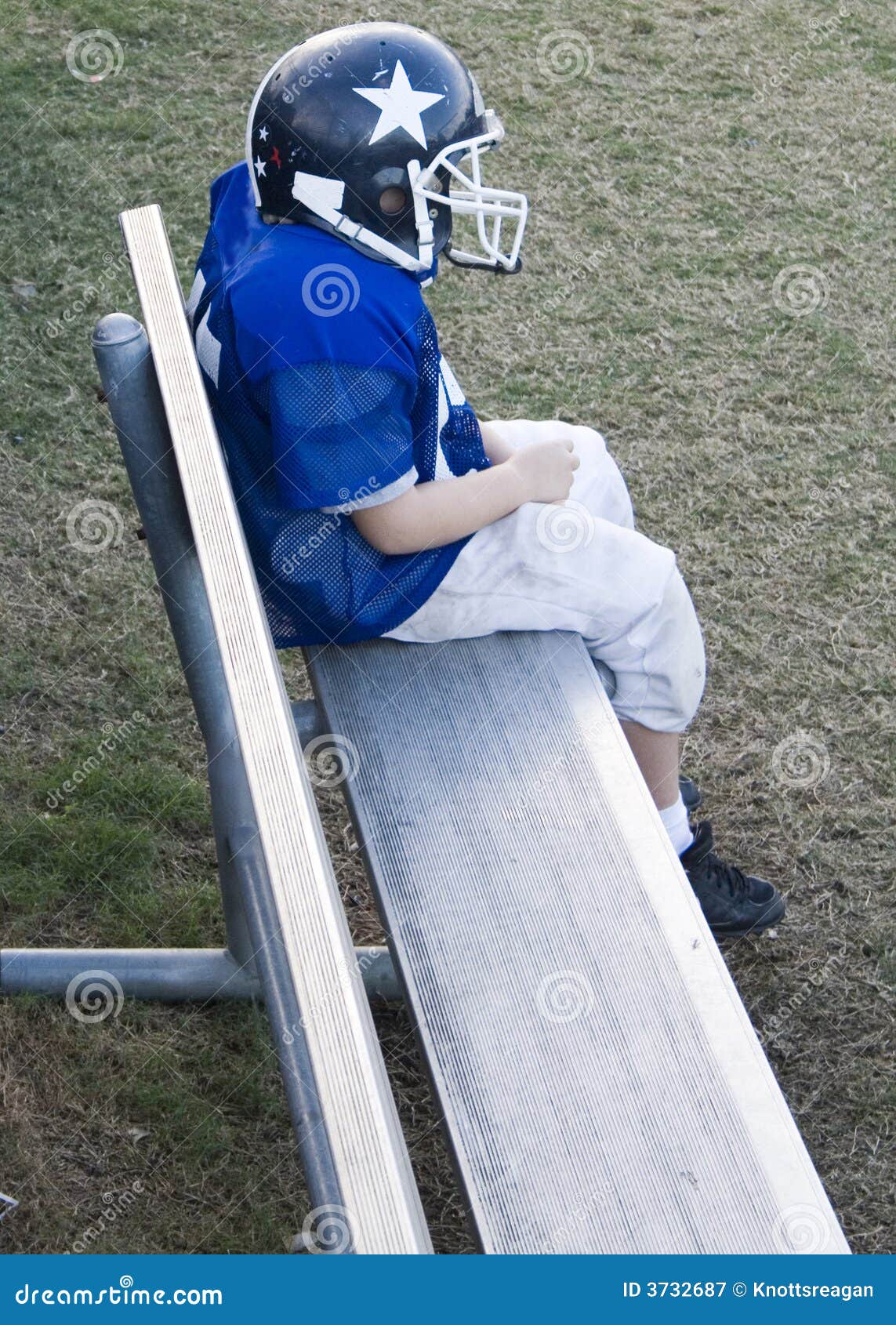 youth-football-player-alone-bench-3732687.jpg