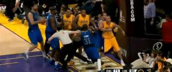 r-LAKERS-MAVERICKS-FIGHT-large570.jpg