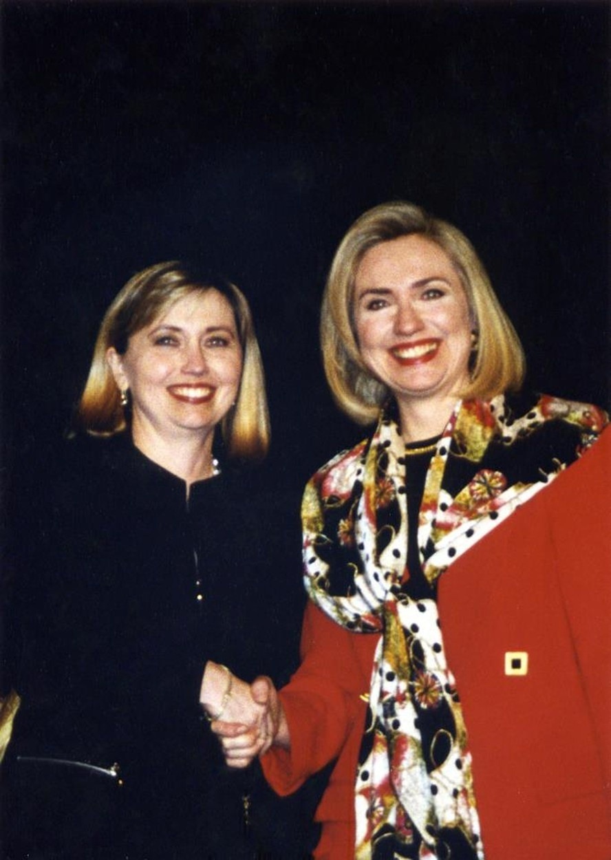 herecka-podoba-Hillary-Clintonova-Teresa-Barnwellova.jpg