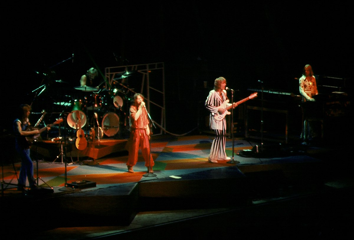 1200px-Yes_concert.jpg