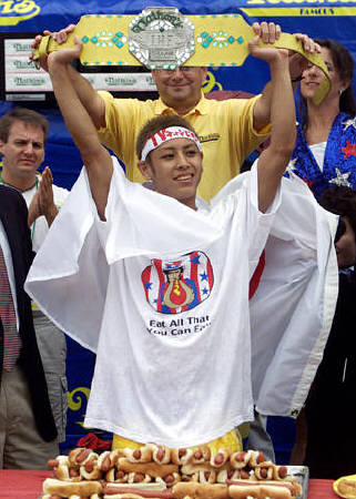 hot-dog-king_070402.jpg