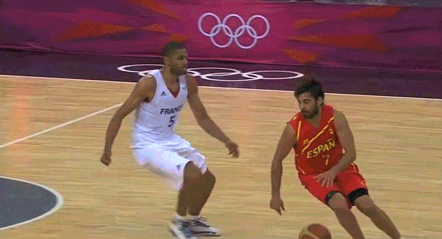 Nicolas-Batum-Punch-Juan-Carlos-Navarro.gif