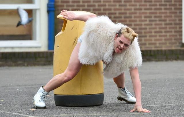 53d515fb8e98e_-_alan-carr-miley-bin-de.jpg