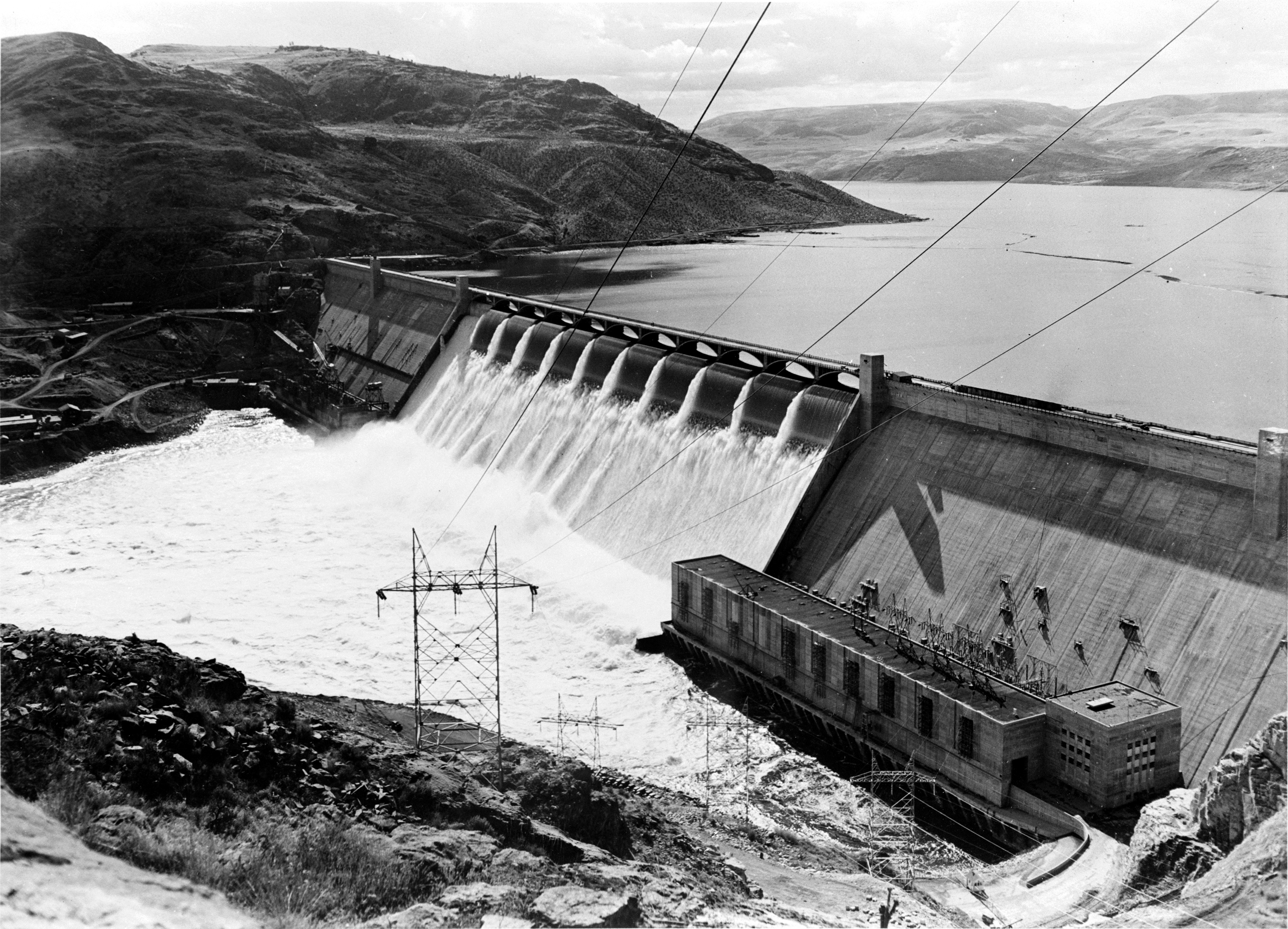 Grand_Coulee_Dam_no_forebay.jpg