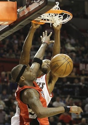 travis+outlaw+dunks+on+jermaine+oneal.jpg