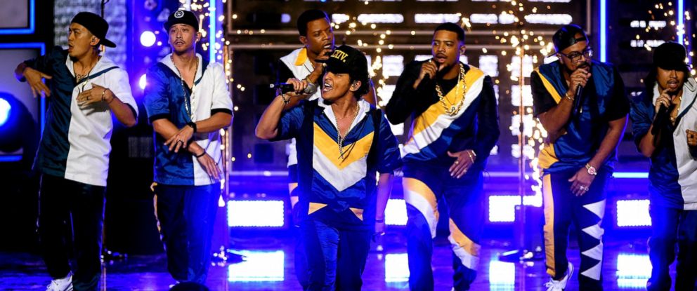 gty-bruno-mars-performace-amas-01-mt-161120_12x5_992.jpg