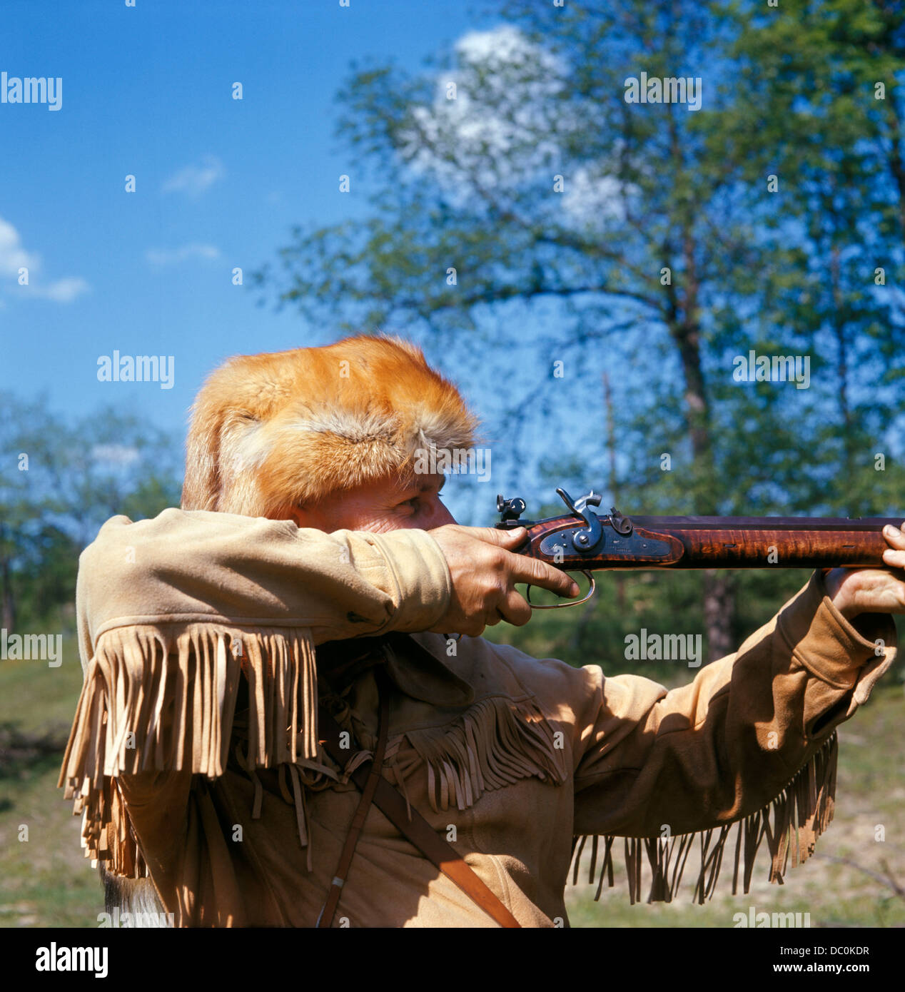 wilderness-hunter-frontier-rifleman-fringe-jacket-fox-fur-hat-aiming-DC0KDR.jpg