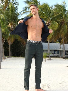 Chandler-Parsons-flaunts-abs-in-Buffalo-Jeans-ad_125713.jpg