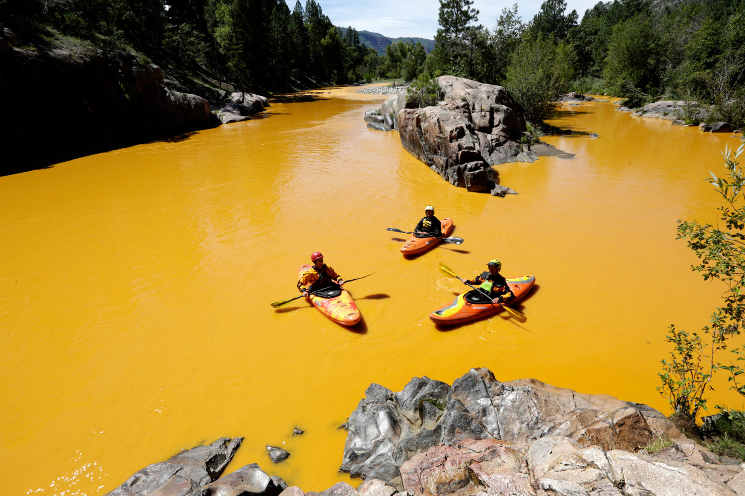150808-animas-river-mine-waste-leak-yh-0356p_078a0e40e1baa5243490768c5ba6d910.nbcnews-ux-2880-1000.jpg