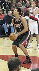 139px-YiJianlianfreethrow.jpg