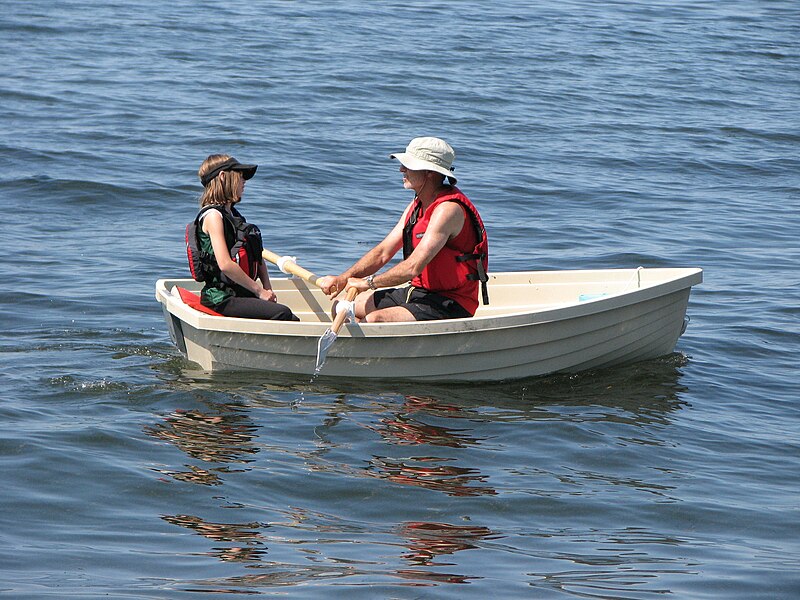 800px-Rowboat_with_oars.jpg