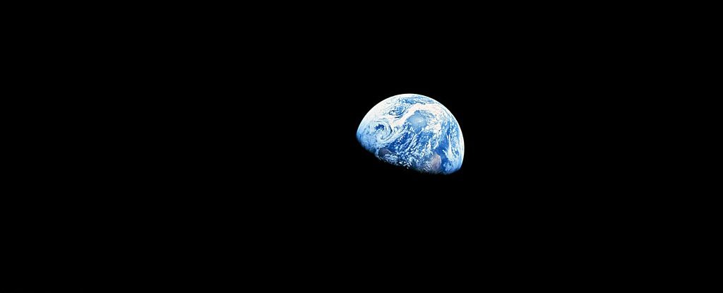 1024px-NASA-Apollo8-Dec24-Earthrise_1_1024.jpg